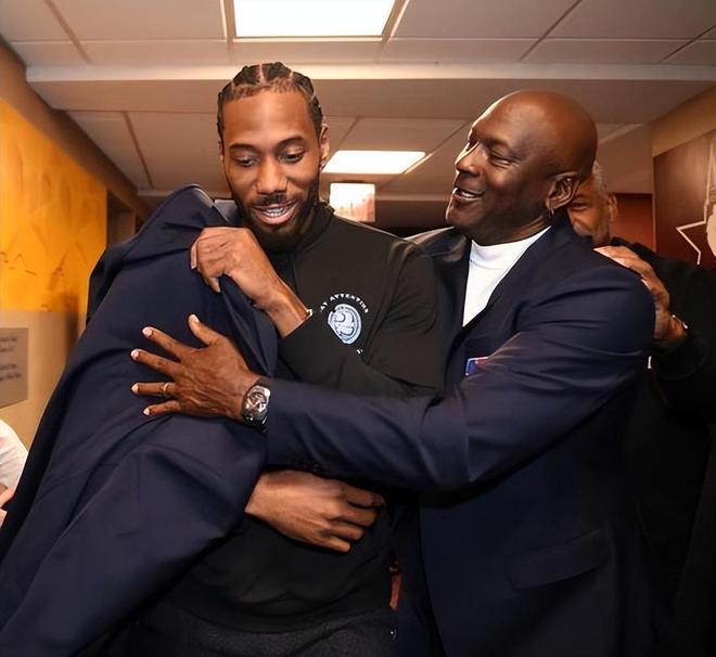 成长是需要代价的！奎因半场送出5助攻&有4次失误 另有2分4板1帽（成长路上难免交学费：奎因半场5助攻4失误，贡献2分4篮板1盖帽）