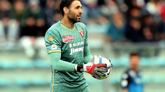 德甲半场：基尼洛斯1射1传，卡德破门，奥格斯堡2-0勒沃库森（德甲半场战报：奥格斯堡2-0领先勒沃库森，基尼洛斯传射建功，卡德破门）