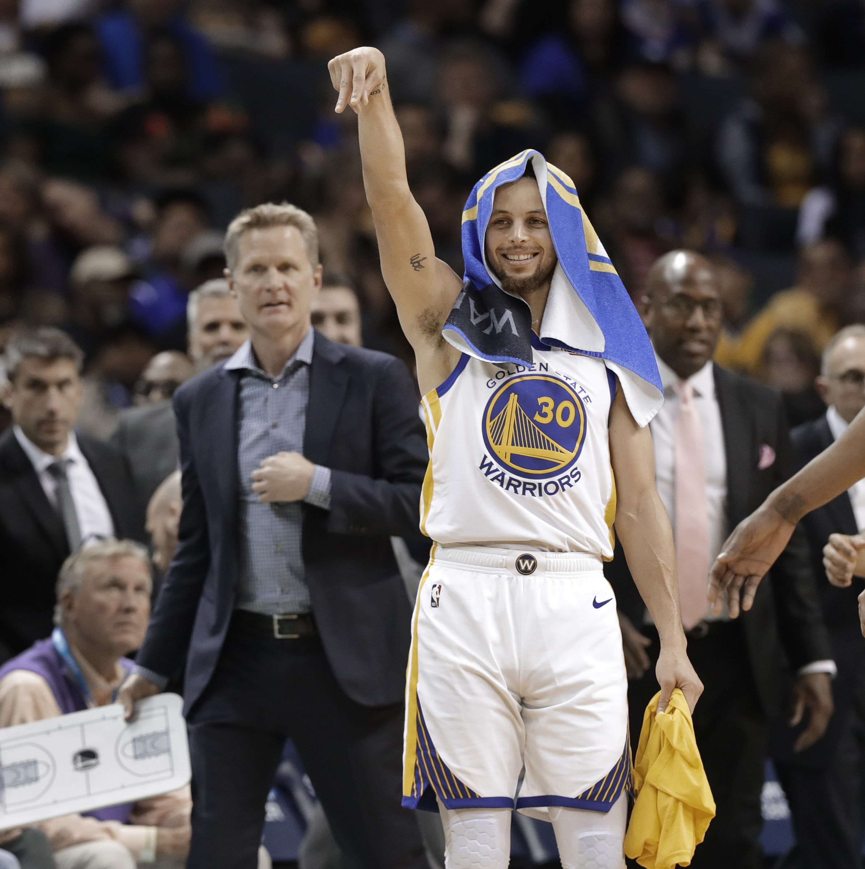 五位评论员对萨拉赫令人尴尬不尊重人进球做出反应斯洛特得到解决（五位评论员热议萨拉赫被指不尊重的争议进球，斯洛特难题告破）