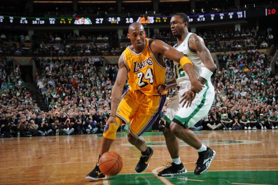 库里狂轰48分留遗憾，最后时刻致命失误葬送逆转希望（库里48分空砍，末秒致命失误断送逆转）