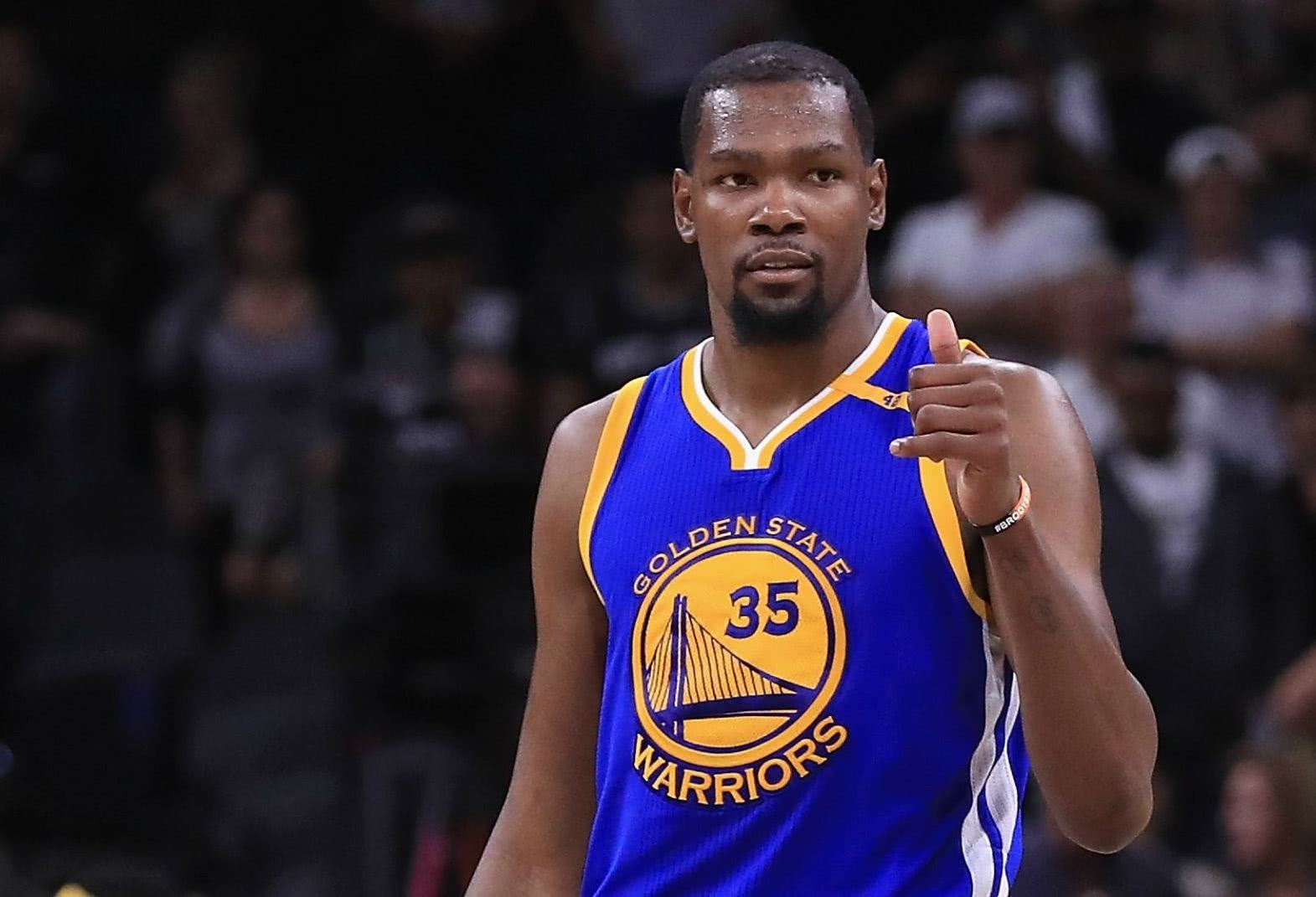 本菲卡旧将路易松晒照说在学习，照片显示他问AI足球总监职责（本菲卡旧将路易松晒学习照，图中可见他向AI询问足球总监职责）