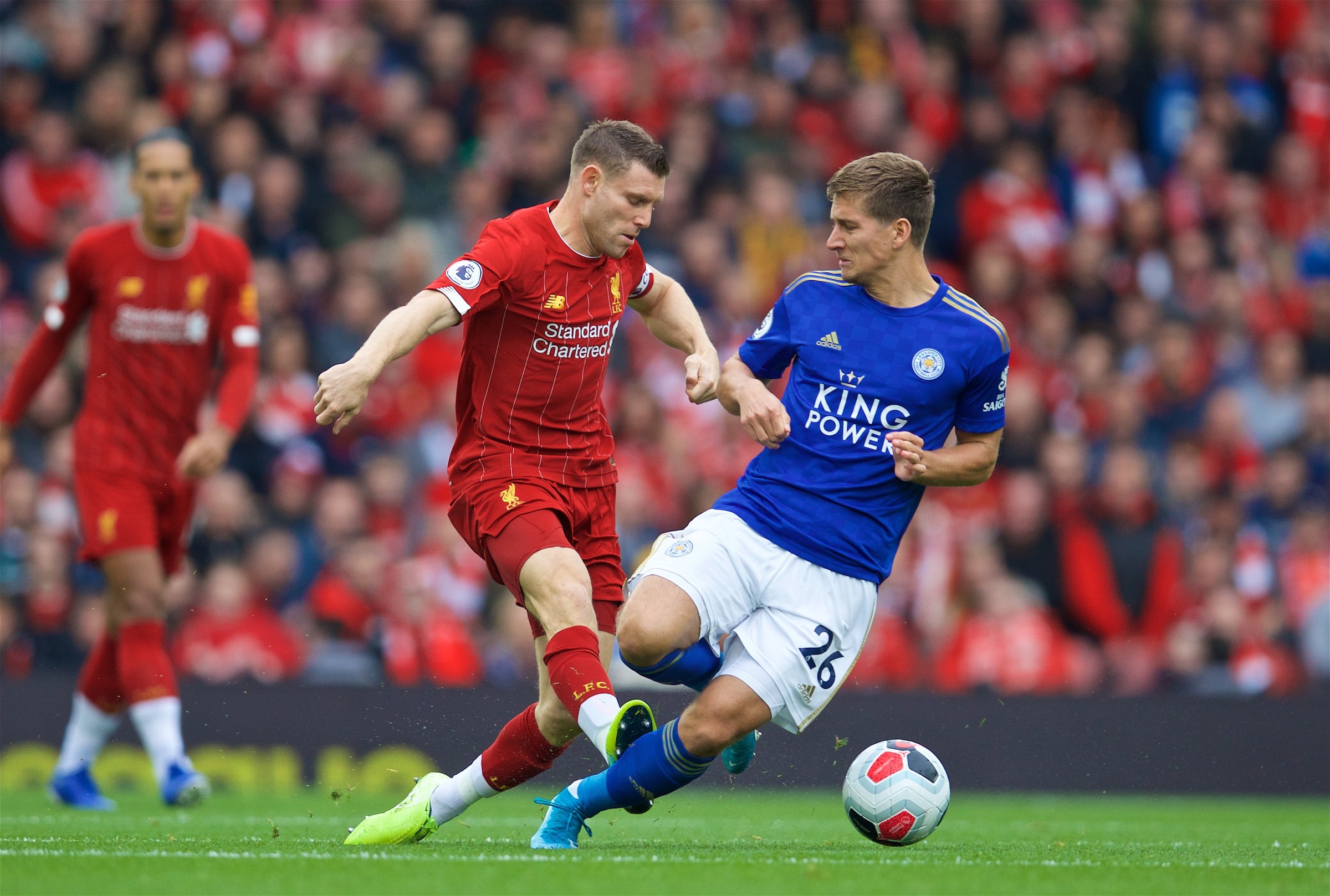 TA：因现代足球重视边路与攻防转换，菱形中场阵型已几乎绝迹（TA：在现代足球强调边路与攻防转换的趋势下，菱形中场几乎走入历史）